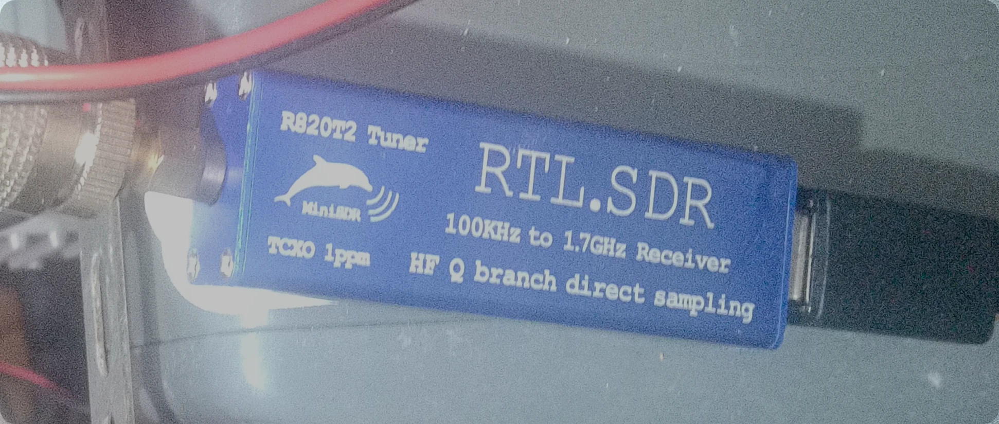 Dongle RTL-SDR conectado al mini-PC